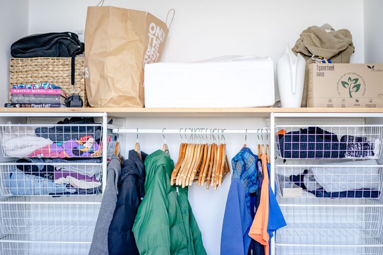 How to Store Seasonal Clothes Efficiently: Tips for Organized Living